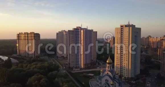 日出时的鸟瞰图在城市上空飞行4k4096x2160像素视频的预览图