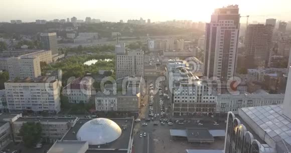 日出在城市上空特写在现代市中心基辅天际线建筑的轮廓4k4096x2160像素视频的预览图