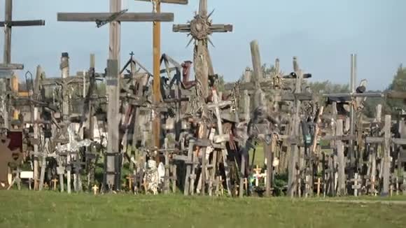 立陶宛朝圣地标志性的十字山视频的预览图