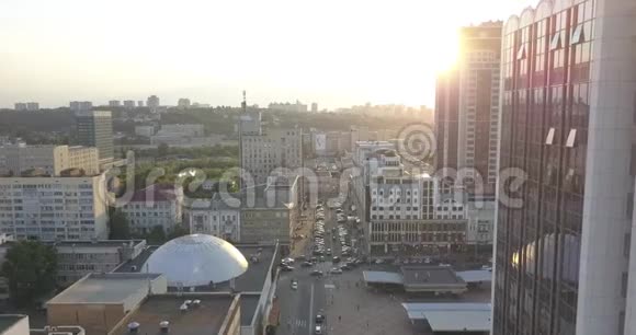 日出在城市上空特写在现代市中心基辅天际线建筑的轮廓4k4096x2160像素视频的预览图