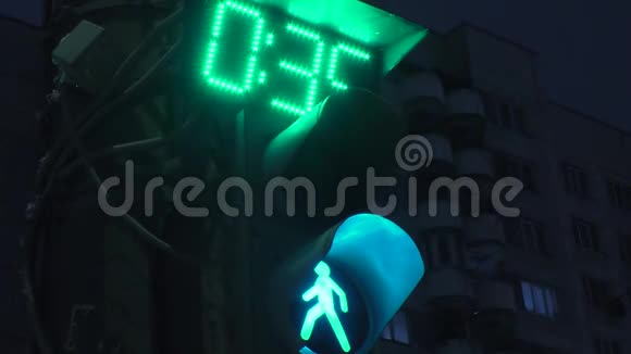 夜间绿灯行视频的预览图