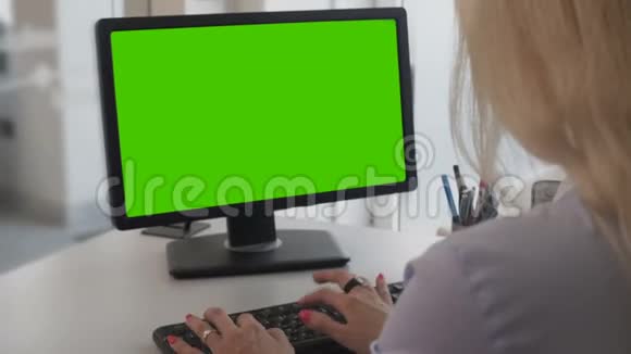 女办公室工作人员用绿色屏幕在个人电脑上打字视频的预览图
