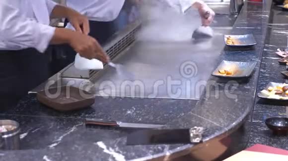 烹饪韩国烤架亚洲美食法庭视频的预览图