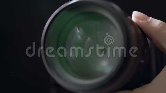 摄像机镜头近距离操作的调整孔径摄影摄像工作的概念视频的预览图