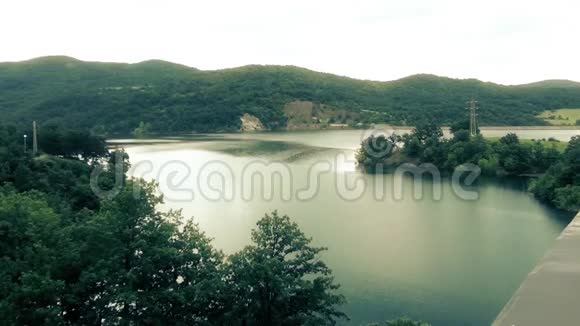 塞尔维亚湖和美丽的景观视频的预览图