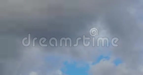 白色的蓬松蓬松积云的时间推移运动滚动飞行通过快速移动蓝天在光视频的预览图