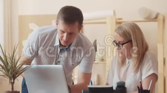 自信男性客户服务代表的肖像电话中心带耳机一个男人坐在电脑前视频的预览图
