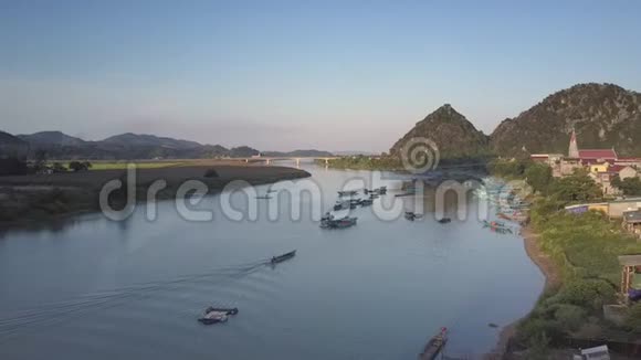 河湾的空中观景船桥靠山顶视频的预览图