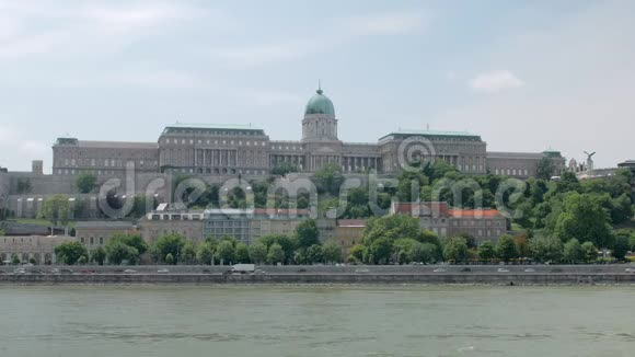 夏日多瑙河布达城堡建筑及堤防立面图视频的预览图