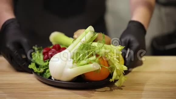 厨师用蔬菜旋转盘子视频的预览图