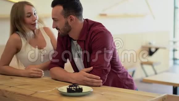一对情侣在一家咖啡馆里站起来视频的预览图