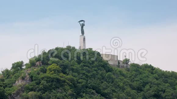 布达佩斯市Gellert山顶自由纪念碑视频的预览图
