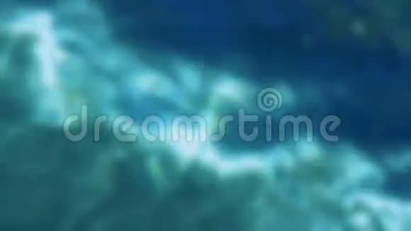 阳光明媚的蓝色水波波克视频的预览图