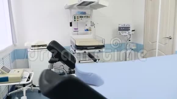 医疗设备概念产科在一家现代化的产科诊所提供产房分娩椅视频的预览图