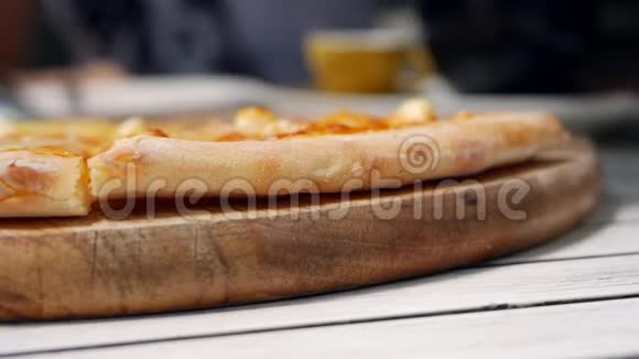 女人拿一块披萨和融化的奶酪准备吃美味的食物供暴食和享受快餐食品视频的预览图