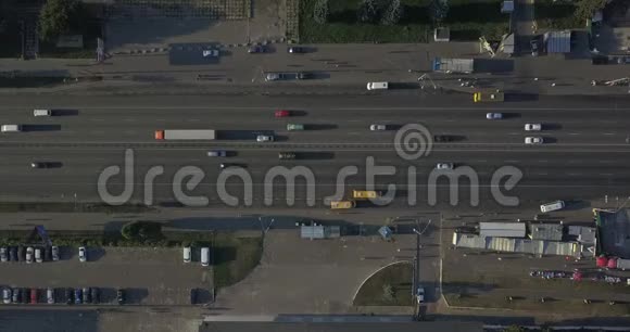 空中垂直射击汽车在路边行驶4k4096x2160像素视频的预览图