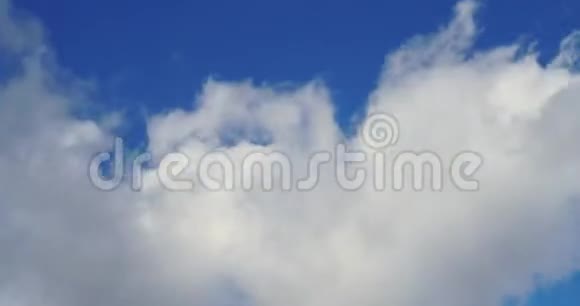 白色的蓬松蓬松积云的时间推移运动滚动飞行通过快速移动蓝天在光视频的预览图