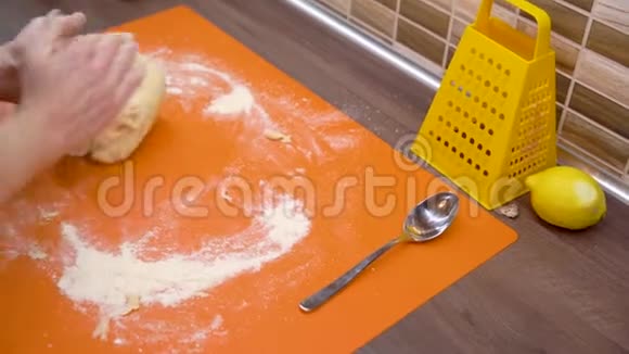 把比萨饼面团揉在厨房的硅胶垫上视频的预览图