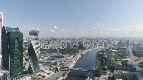 俄罗斯白天莫斯科河和巴格拉季翁桥附近摩天大楼令人惊叹的景观行动高空作业视频的预览图