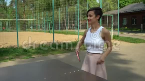 带球拍乒乓球的女人视频的预览图
