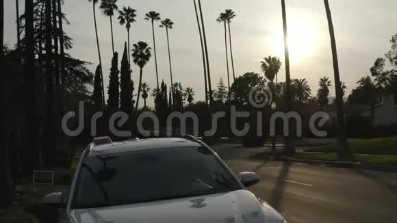 加州洛杉矶日落时分美国一家独栋住宅的无人机镜头视频的预览图
