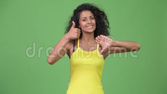 年轻迷茫的西班牙女人在竖起大拇指和竖起大拇指之间做出选择视频的预览图