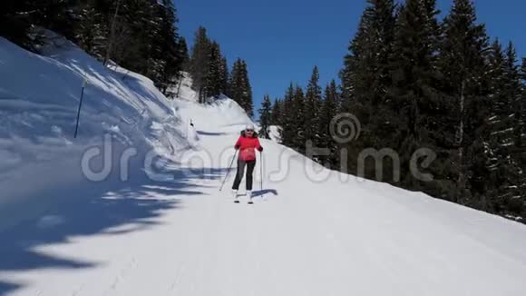 冬季童话中的高山坡上活跃的成熟滑雪者视频的预览图