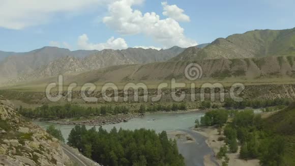 空中无人驾驶飞机拍摄的画面画面背景是山和湖穿过美丽的风景视频的预览图