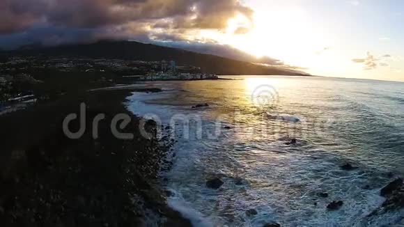 壮观的景色特内里费岛上的日落火山附近的美丽城市空中拍摄视频的预览图