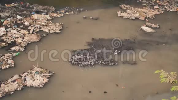 达拉维贫民窟的脏河从肮脏的河流中形成气体孟买印度视频的预览图