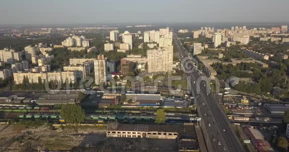 道路景观鸟瞰城市道路和工业建筑4k4096x2160像素视频的预览图
