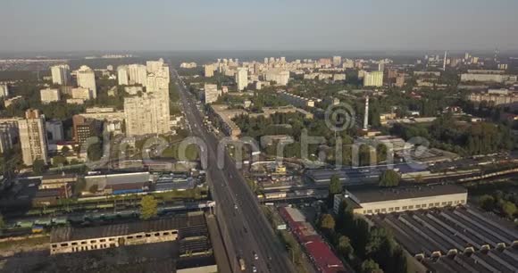 道路景观鸟瞰城市道路和工业建筑4k4096x2160像素视频的预览图