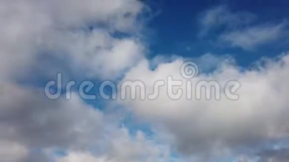 美丽的时光流逝蓝天和充满活力的云彩视频的预览图