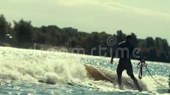 活跃的运动员在河上的波浪上冲浪扔绳子视频的预览图