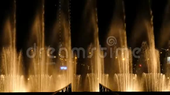 令人惊叹的舞蹈喷泉和水在城市的夜晚飞溅灯光颜色和音乐夜展视频的预览图