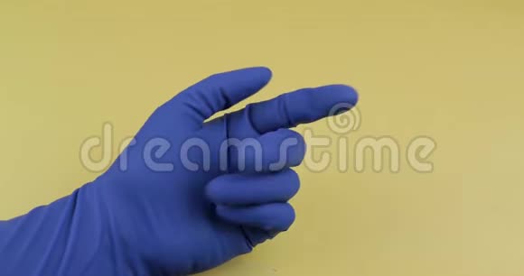穿着蓝色医用手套的白色药丸女人吃了一个椭圆形的药丸视频的预览图