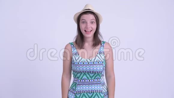 快乐的年轻美丽的旅游女郎视频的预览图