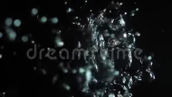黑色背景的纯透明水中冒出的神奇气泡视频的预览图