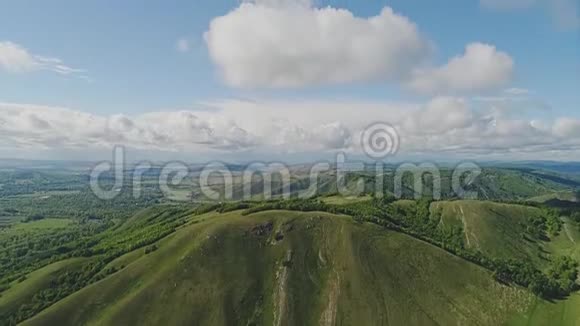 奇妙的山景全景摄像机从山顶转移到天空视频的预览图