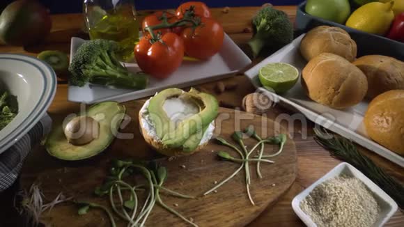 健康食品健康的蔬菜和豆类水果分类加牛油果和芝麻的三明治发芽视频的预览图