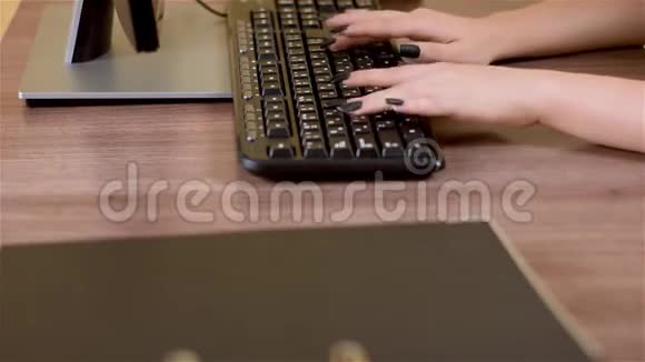 女人的手在键盘上打字视频的预览图