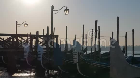 威尼斯码头的场景码头附近停泊着贡多拉斯视频的预览图