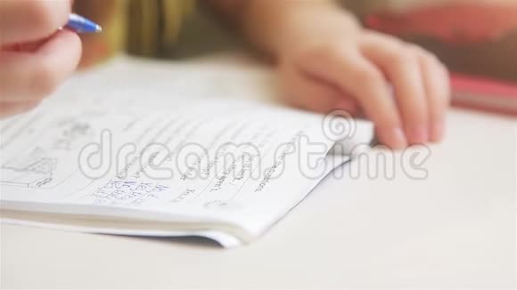 坐在桌旁的女孩用英语做作业视频的预览图