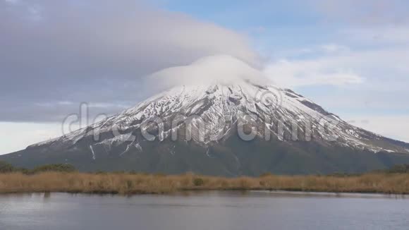 慢动作旅行者漫步到新西兰北部岛屿的塔拉那基火山的视野中与视频的预览图