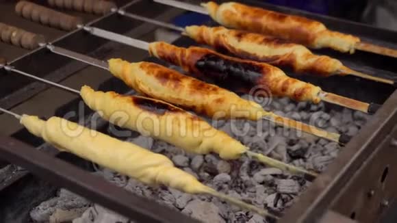 格鲁吉亚传统菜肴卡查普里糕点与奶酪旋转的串烧烤架上烹饪食物视频的预览图
