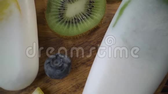 夏季食物用新鲜水果和浆果烹饪自制的水果冰橘子和猕猴桃蓝莓视频的预览图