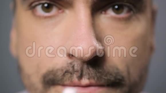 鼻炎和过敏近距离观察人的鼻子男性滴鼻液视频的预览图