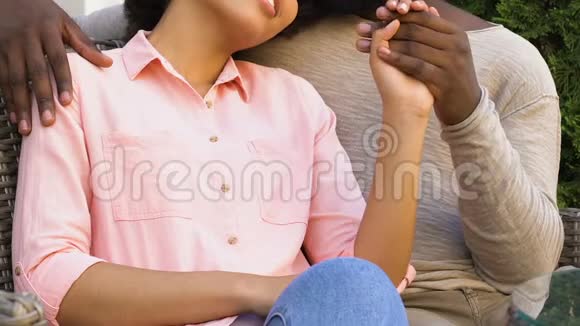 美国黑人夫妇在爱情中尽情地交谈亲密亲密的时刻视频的预览图