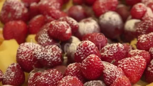新鲜水果的分配草莓菠萝葡萄糖粉视频的预览图