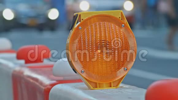 橙色交通障碍桶绕建筑区浅深绕行交通视频的预览图